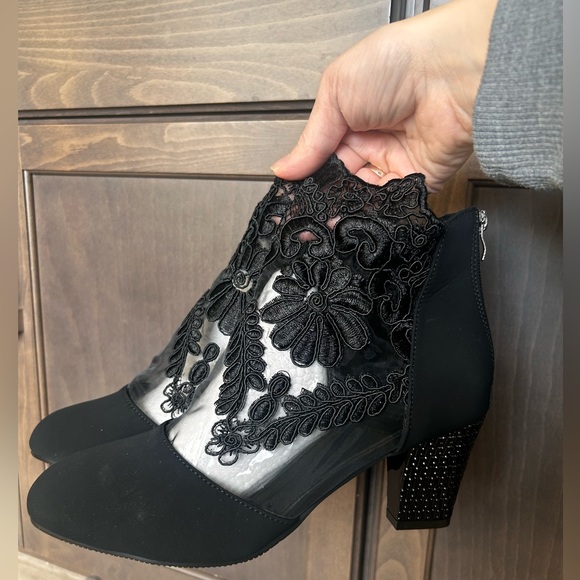 Shoes - Black closed toe lace heels size‎ 9.5 NEW